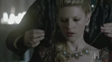 The collar Lagertha (Katheryn Winnick) offered by Ecbert in Vikings S03E02