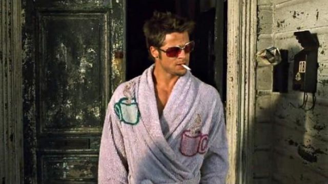 The bathrobe printed Mugs Tyler Durden (Brad Pitt) in Fight Club