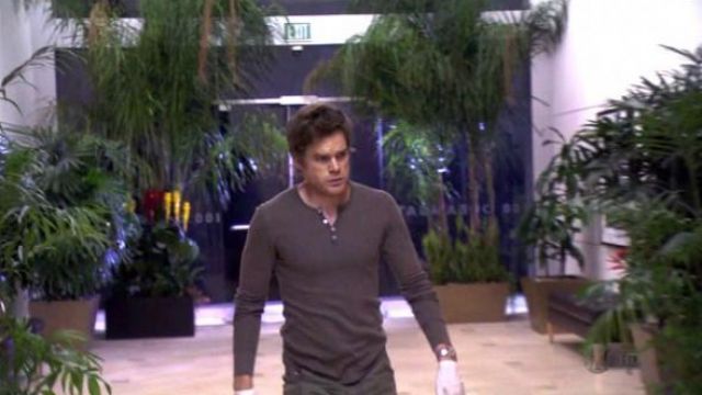 Le t-shirt henley kaki de serial killer de Dexter Morgan (Michael C. Hall) dans Dexter (S04E05)