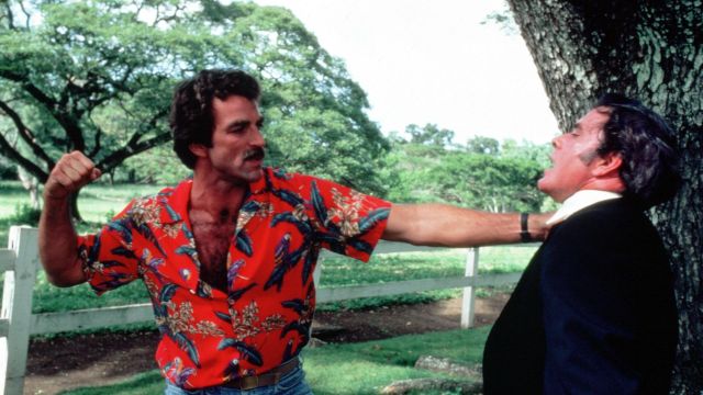La chemise hawaïenne de Thomas Magnum (Tom Selleck) dans Magnum S01E04