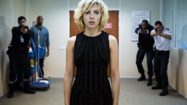 La robe Iris Van Herpen de Scarlett Johansson dans Lucy