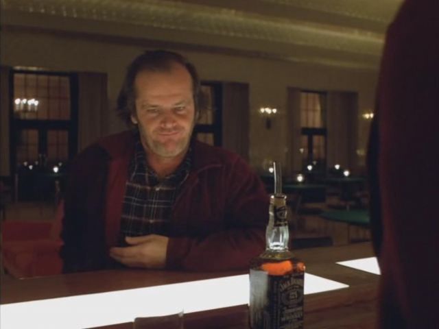 La bouteille de Jack Daniels servie à Jack Torrance (Jack Nicholson) dans Shining
