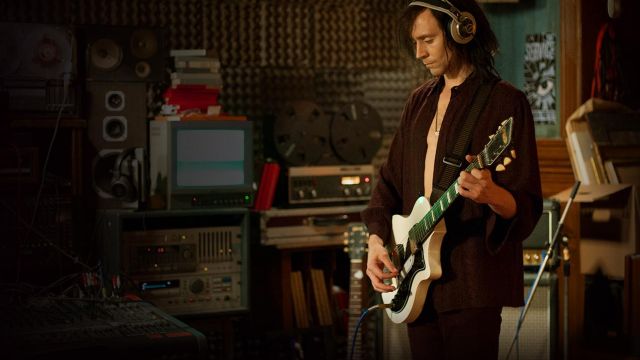 The electric guitar vintage white Supro used by Adam (Tom Hiddleston) in the movie Only Lovers Left Alive