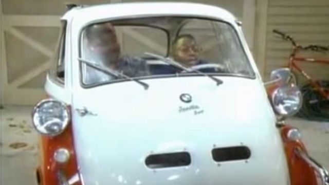 La voiture BMW Isetta de Steve Urkel (Ja­leel White) dans la série La Vie de Famille (Saison 6 Episode 9)