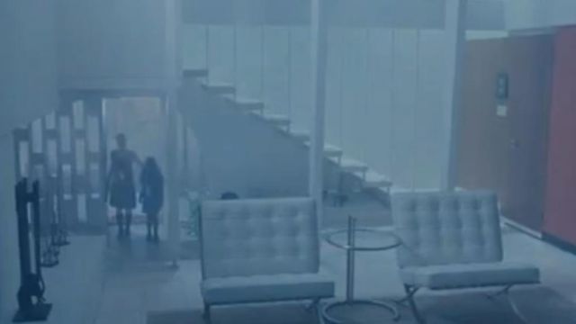 Les fauteuils blancs Barcelona dans Silent Hill