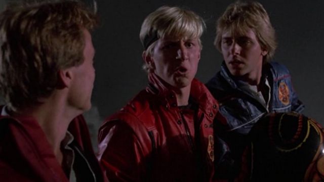 The crest patch Cobra Kai on the red jacket of Johnny (William Zabka) in the film Karate Kid