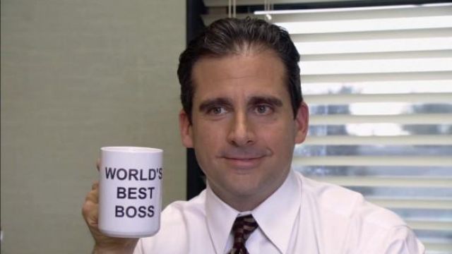 Le Mug "World’s Best Boss" de Michael Scott (Steve Carell) dans The Office S01E01