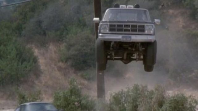 The GMC Sierra and Lee Majors in The man who falls to the peak