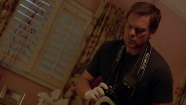 The camera Olympus of Dexter Morgan (Michael C. Hall) in Dexter