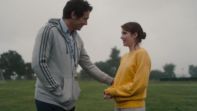 Le sweatshirt jaune porté par April (Emma Roberts) dans Palo Alto