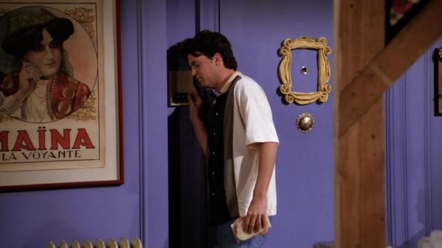 Le cadre jaune doré sur la porte de l'appartement de Monica Geller (Courteney Cox) dans la série Friends (Saison 1 Épisode 1)