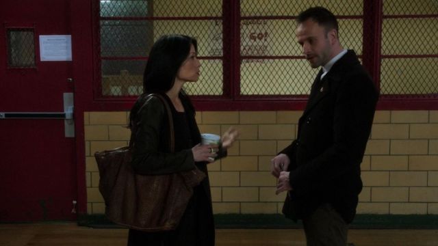 The large hand bag in brown leather from Dr. Joan Watson (Lucy Liu) in Elementary (S02E17)