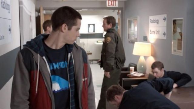 Le t-shirt Jawsome de Stiles Stilinski (Dy­lan O'Brien) dans Teen Wolf (S02E01)