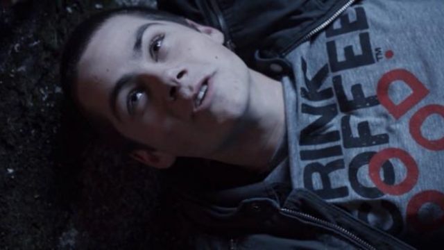 The t-shirt "Drink Coffee Do Good" Stiles Stilinski (Dylan O'brien) in Teen Wolf (S01E08)