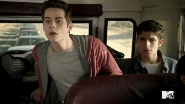 Le sweat à capuche réversible RVCA de Stiles Stilinski (Dylan O'Brien) dans Teen Wolf S03E05