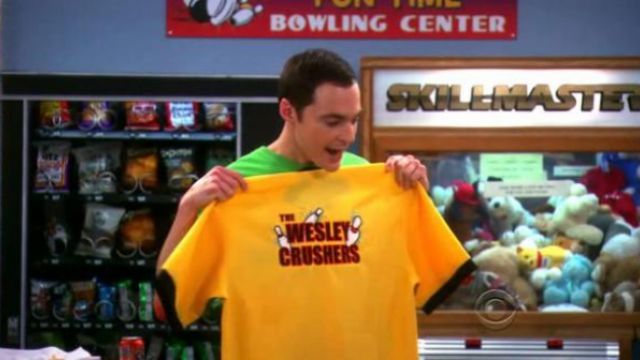 Le t-shirt " Wesley Crushers Bowling Gold" de Sheldon Cooper (Jim Parsons) dans The Big Bang Theory S03E19