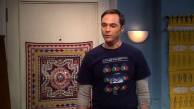 The t-shirt "Screen & Lenses" of Sheldon Cooper (Jim Parsons) in The Big Bang Theory S05E23