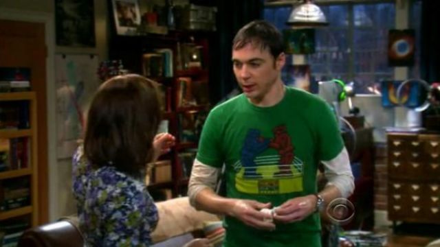 The t-shirt "Rock Em Sock Em" of Sheldon Cooper (Jim Parsons) in The Big Bang Theory S05E06