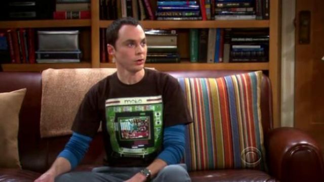 The t-shirt "Mobo" of Sheldon Cooper (Jim Parsons) in The Big Bang Theory S02E13