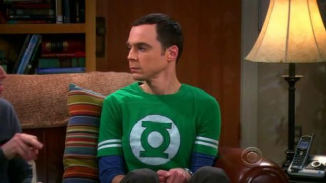 Le t-shirt Green Lantern de Sheldon Cooper (Jim Parsons) dans The Big Bang Theory S03E18