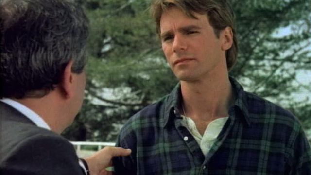 La chemise Scotch en flanelle à carreaux de MacGyver (Richard Dean Anderson) dans MacGyver (S01E01)