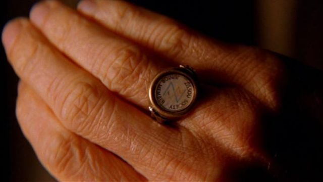 The ring "Zissou Society Junior Member" of Steve Zissou (Bill Murray) in The life Aquatic