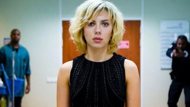 La robe boire sans manche Iris Van Herpen portée par Lucy (Scarlett Johansson) dans le film Lucy