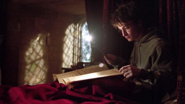 The replica of the Marauder's map of Harry Potter (Daniel Radcliffe) in Harry Potter and the prisoner of Azkaban