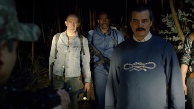Le pull bleu avec le noeud marin de Pablo Escobar (Wagner Moura) dans Narcos (Saison 2 Épisode 1)