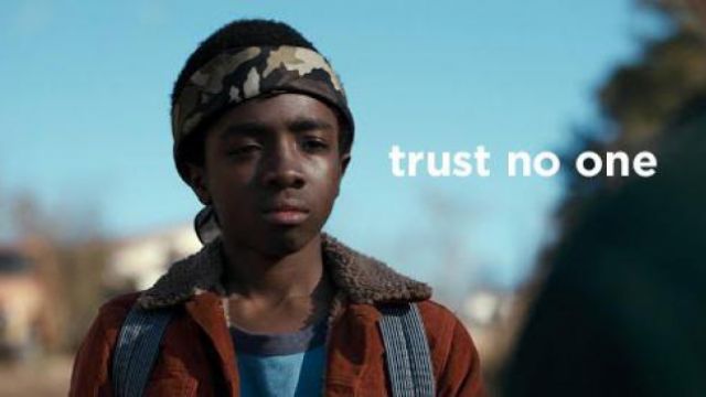 Blouson orange en mouton de Lucas Sinclair (Caleb McLaughlin) dans Stranger Things