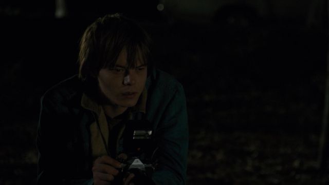 The camera vintage Pentax Jonathan Byers (Charlie Heaton) in Stranger Things S01E02