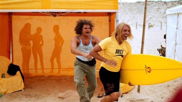 The surfboard yellow Brice (Jean Dujardin) in Brice de Nice