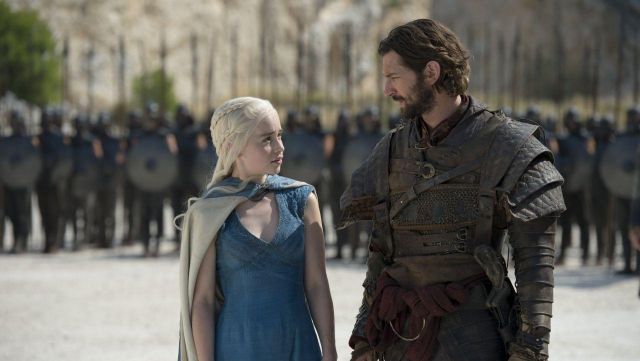 The blue dress with cape blue and beige of Daenerys Targaryen (Emilia Clarke) in Game of Thrones S04E08