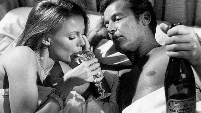 Le champagne Bollinger débouché par James Bond (Roger Moore) dans Octopussy
