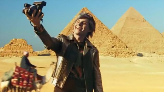 Polaroid Sun 600 Quicksilver Evan Peters In X Men In The Pub V Drink Spotern polaroid sun 600 quicksilver evan