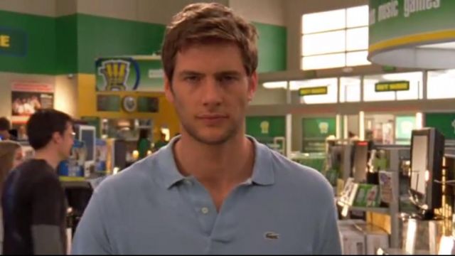 Le polo Lacoste bleu clair de Devon Woodcomb (Ryan McPartlin) dans la série Chuck