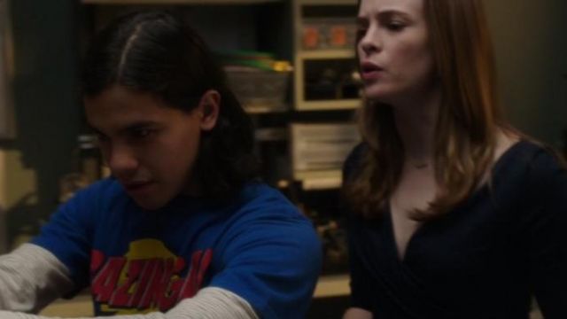 The t-shirt blue Bazinga! brought to you by Cisco Ramon (Carlos Valdes) in The Flash S01E01