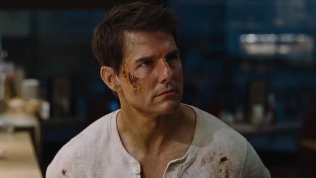 The t-shirt "henley" ecru Jack Reacher (Tom Cruise) in Jack Reacher never go back