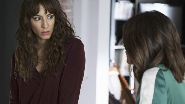 The small sweater bordeaux Rag & Bone for Spencer Hastings (Troian Bellisario) in the Pretty Little Liars