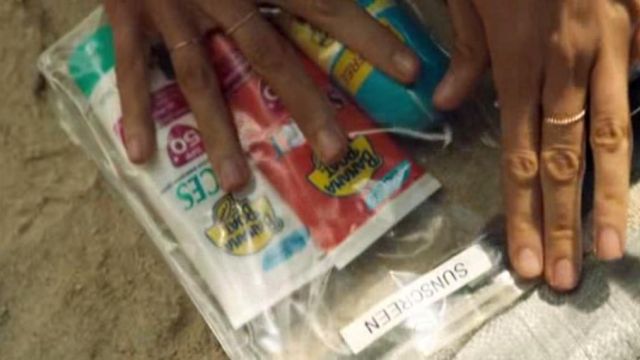the sunscreen of Nancy Adams (Blake Lively) in The Shallows (Instinct of survival)