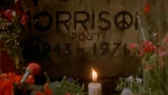 La tombe de Jim Morrison (Val Kilmer) dans The Doors