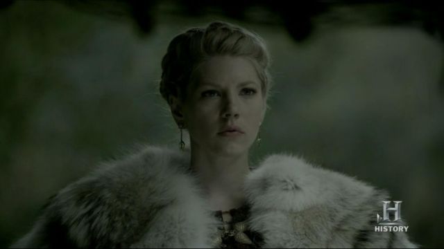 Earrings worn by La­ger­tha (Ka­the­ryn Win­nick) in Vi­kings 2x03