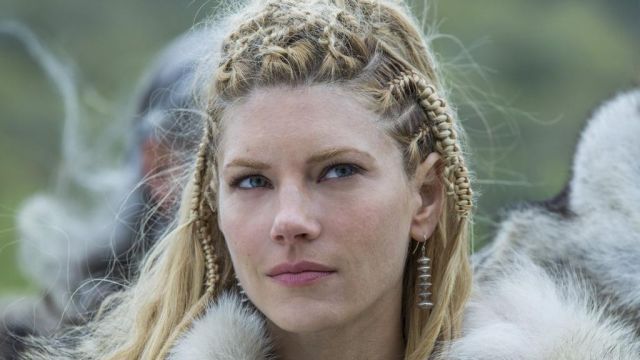 Earrings worn by La­ger­tha (Ka­the­ryn Win­nick) in Vi­kings season 4x01