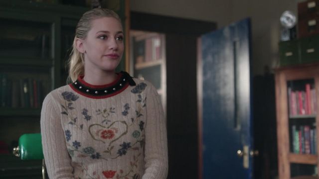 The sweater Valentino flower Betty Cooper (Lili Reinhart) in Riverdale S02E11