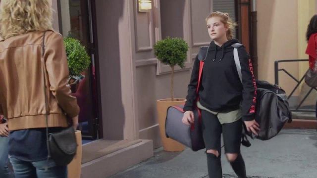 The sweatshirt is black with a message on my sleeves Clara (Enola Righi) in Plus Belle la vie S14