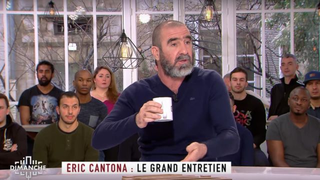 Le pull Lacoste porté par Eric Cantona lors de son entretien dans Clique Dimanche avec Mouloud Achour