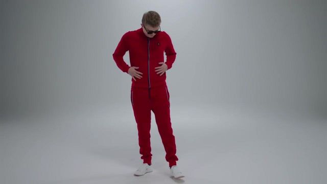 Le pantalon de jogging rouge Le Coq Sportif de Vald dans le clip Désaccordé
