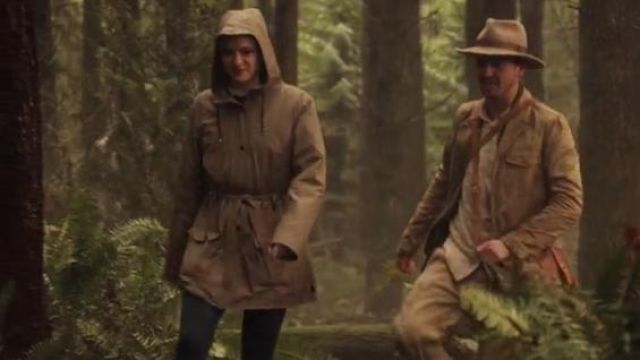 The belted coat hoody Caitlin Snow (Danielle Panabaker) in The Flash S03E13