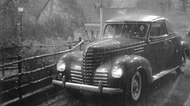 La Plymouth Deluxe Convertible Coupe de 1939 de Car­men Stern­wood (Mar­tha Vi­ckers) dans Le Grand Som­meil