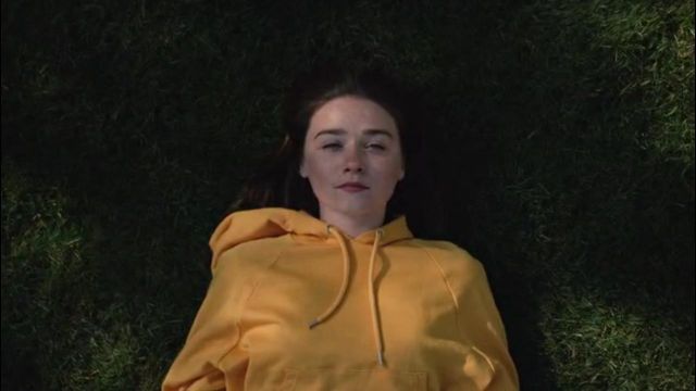 The hoodie-yellow Alyssa (Jessica Barden) in The End of the F***ing World S01E01